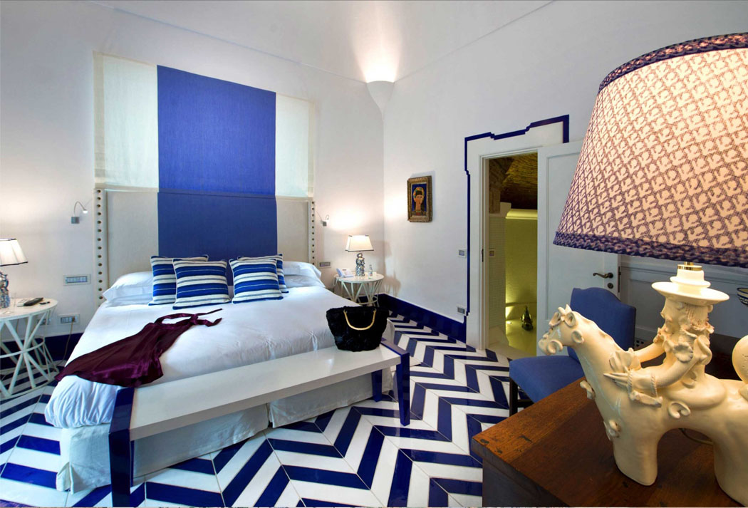 L’une des chambres des villas de Treville à l’ameublement design haut de gamme suite de standing location de vacances luxe
