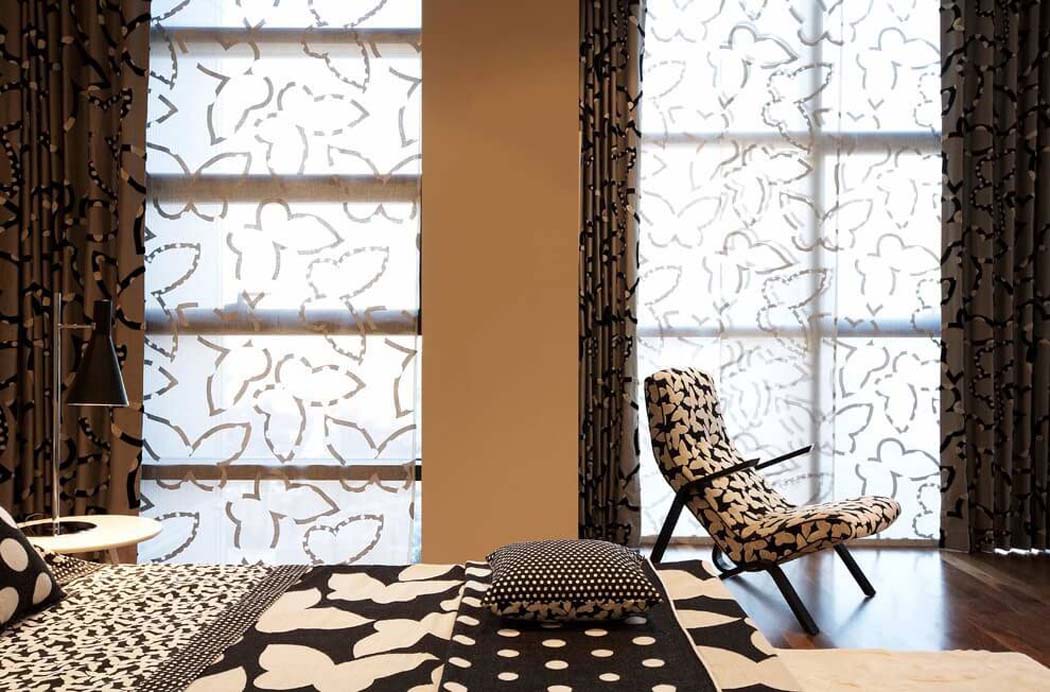 Une troisième chambre à coucher de ce penthouse luxe possède un design résolument féminin textiles tissus design déco chambre