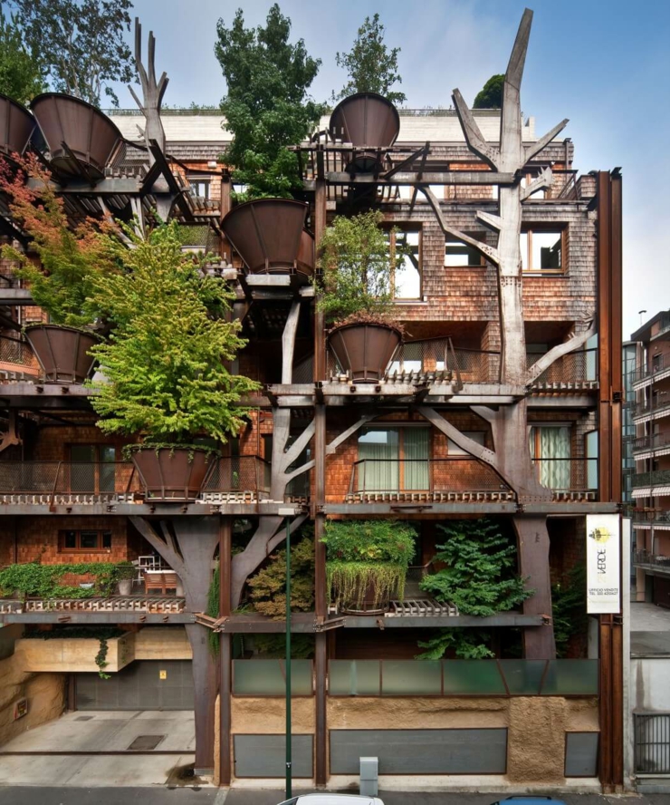 Immeuble construit en bois aux nombreux arbres verts bâtiment centre-ville écologique