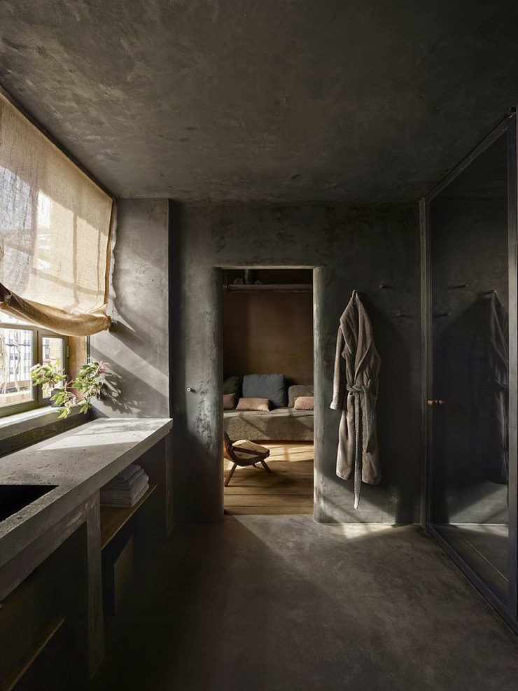 La salle de bains de cet appartement de ville situé à TriBeCa salle de bains luxe style industriel