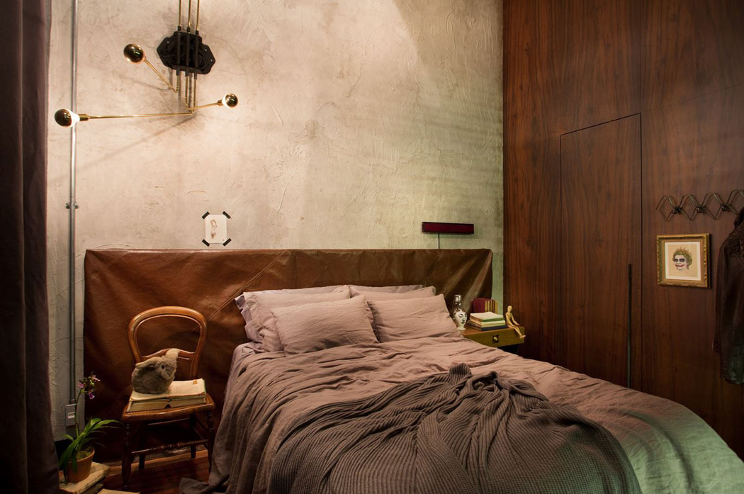 L’omniprésence du bois dans ce logement et les couleurs marron choisies rendent l’ambiance générale un brin rétro nostalgique chambre rénovée design rétro appartement de ville