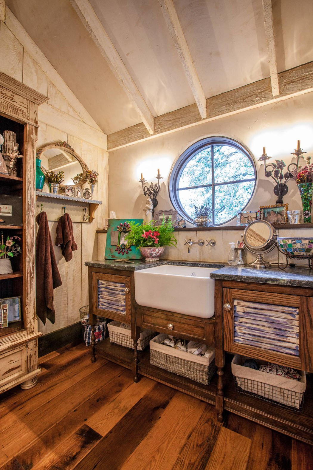 L’intérieur en bois de cette maison se manifeste jusqu’à dans sa salle de bains ambiance conviviale design rustique salle de bains
