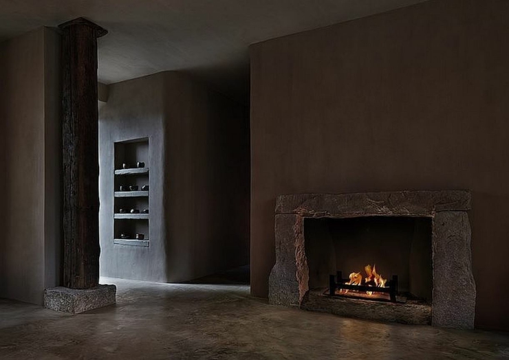 Cheminée et intérieur au design rustre et industriel ambiance industrielle originale brute