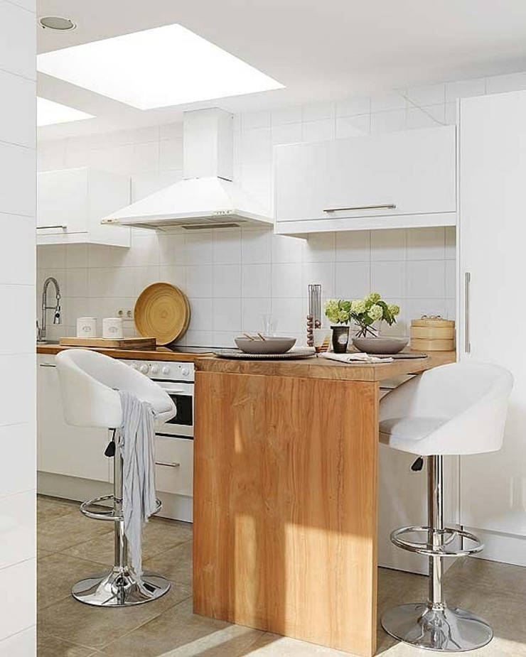 Petite cuisine en longueur toute en blanc cuisine ouverte moderne décoration design
