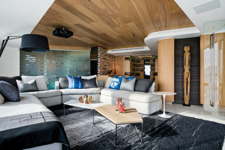 Salon multimédia & TV en blanc et noir de cet appartement avec vue design unique luxe glamour appartement de vacances