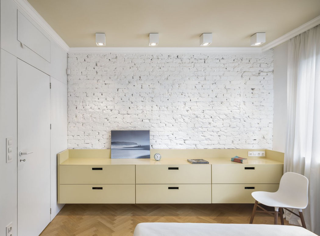 La chambre à coucher séparée de la pièce principale de cet appartement citadin chambre parentale appartement T3 ville