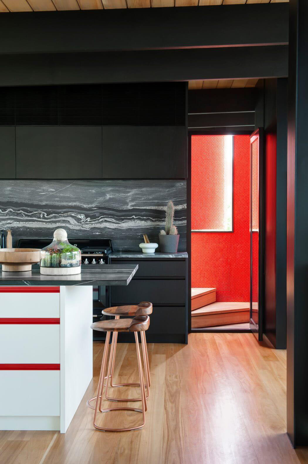 Les couleurs sombres et les nuances prononcées représentent la base de cette décoration design intérieure cuisine sombre ouverte moderne maison rénové déco
