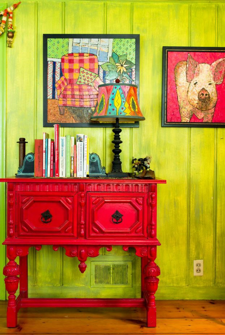 Vert et rouge – un intérieur éclectique qui joue la carte de l’audace couleurs osées pour un décor unique