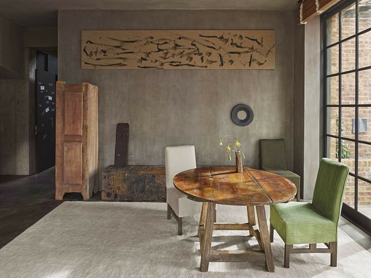 Intérieur design rustre en couleurs sobres et épurés salle à manger au mobilier rustre