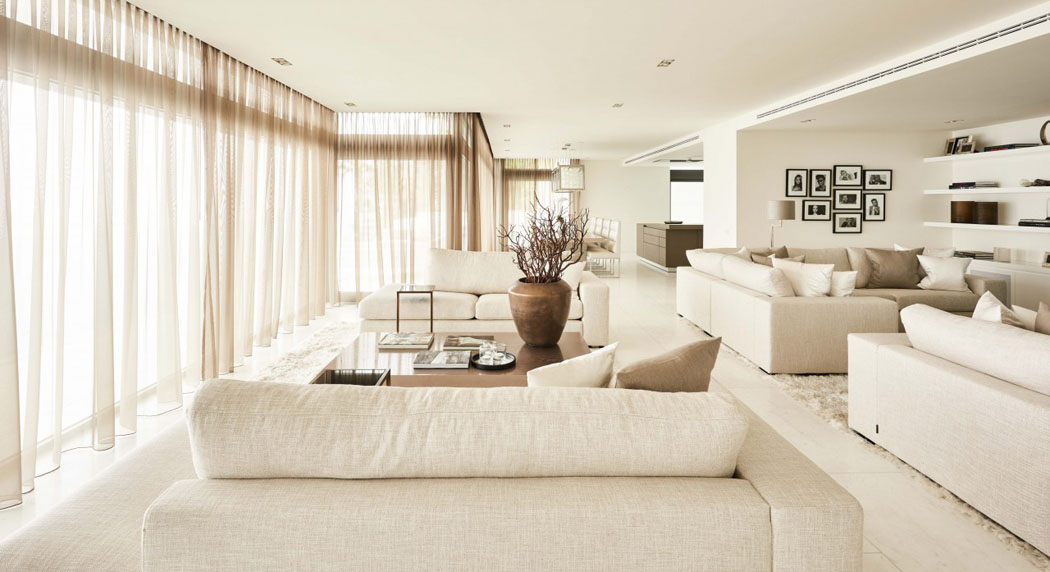 Une décoration simple qui souligne la simplicité et la classe de l’intérieur de cette villa exotique salon séjour minimaliste design luxe élégant