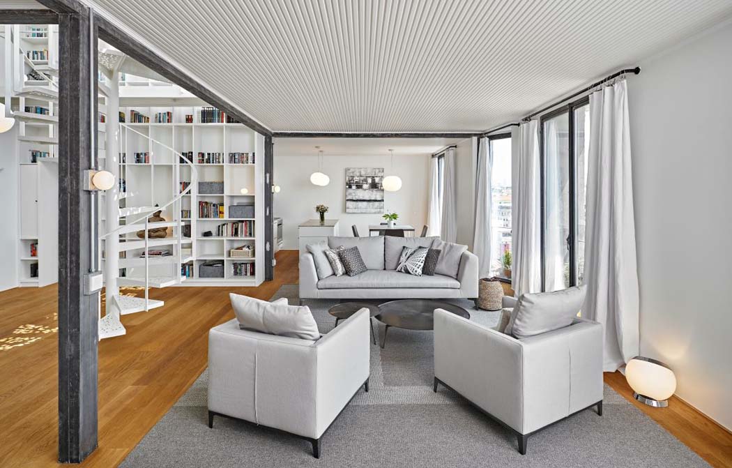 Le salon meublé de manière épuré de ce bel appartement avec vue sur la ville salon appartement en duplex rénové avec vue