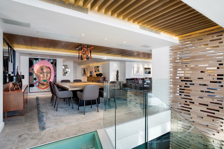 Salle à manger situé à l’étage décorée dans un style éclectique et élégant intérieur éclectique appartement de vacances