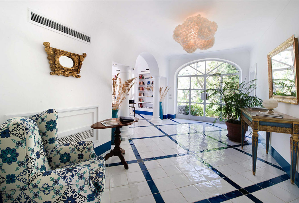 Blanc et bleu marine depuis toujours les deux couleurs représentent l’esprit de la mer intérieur inspiré par la mer tourisme de luxe positano