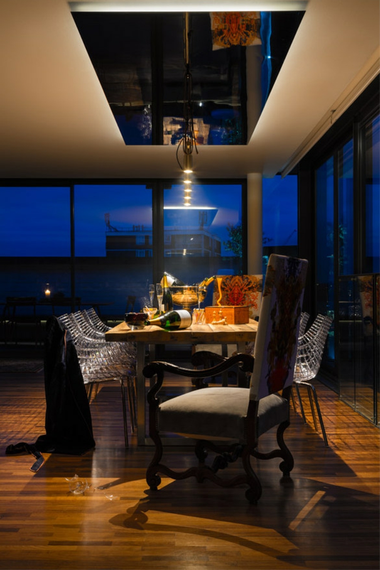 salle à manger vue sur la ville