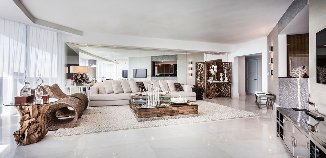 Intérieur moderne et luxueux appartement avec vue sur la mer