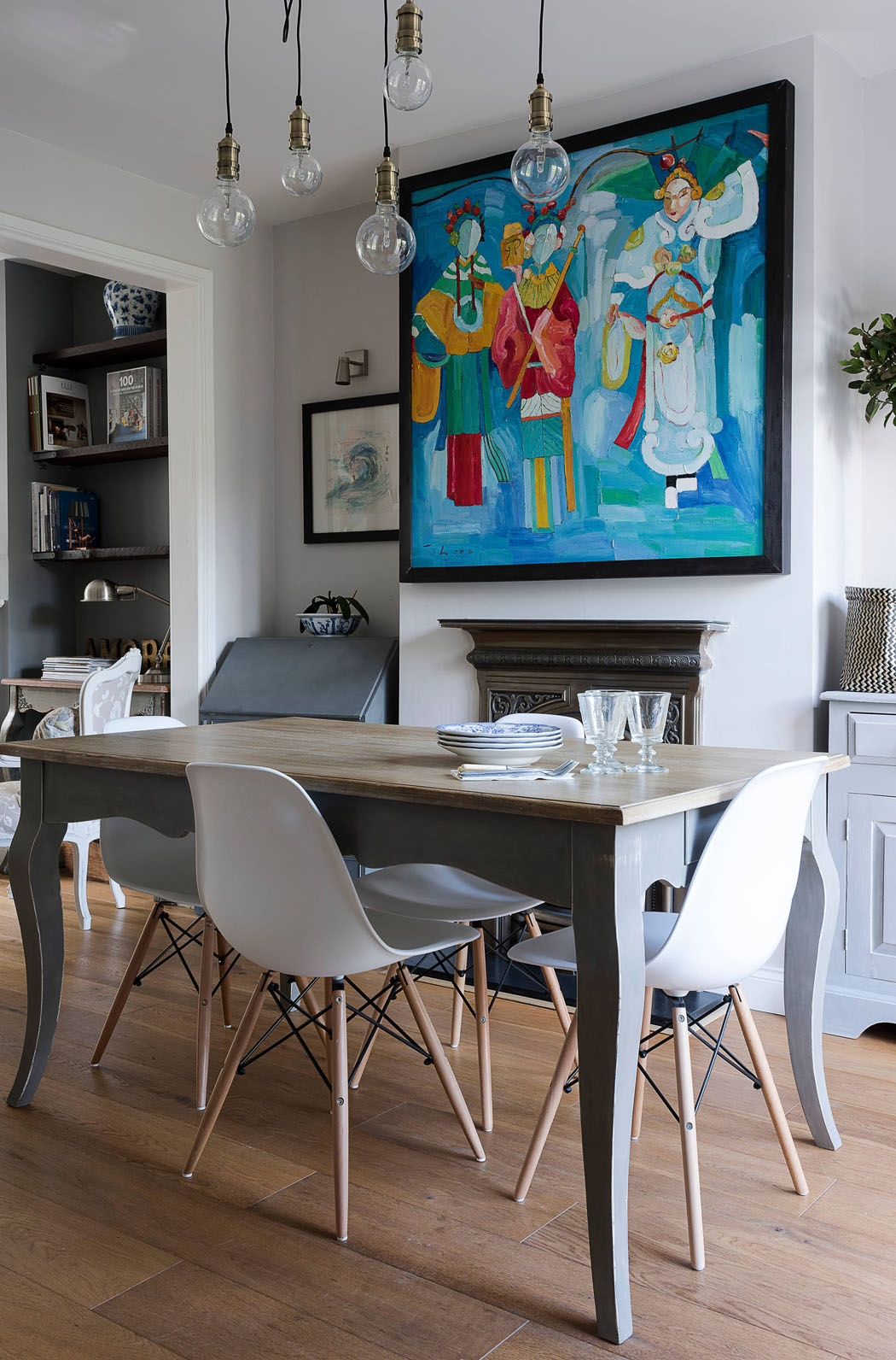 Très réussi mélange des styles où encore une fois l’indémodable chaise Eames trouve sa place chaise iconique design eames salle à manger