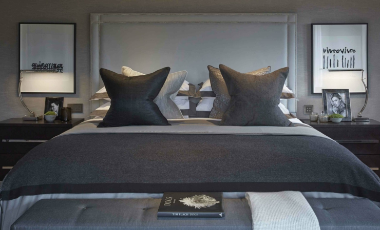 Chambre à coucher à la décoration en gris et blanc décor sobre en gris tendance chambre