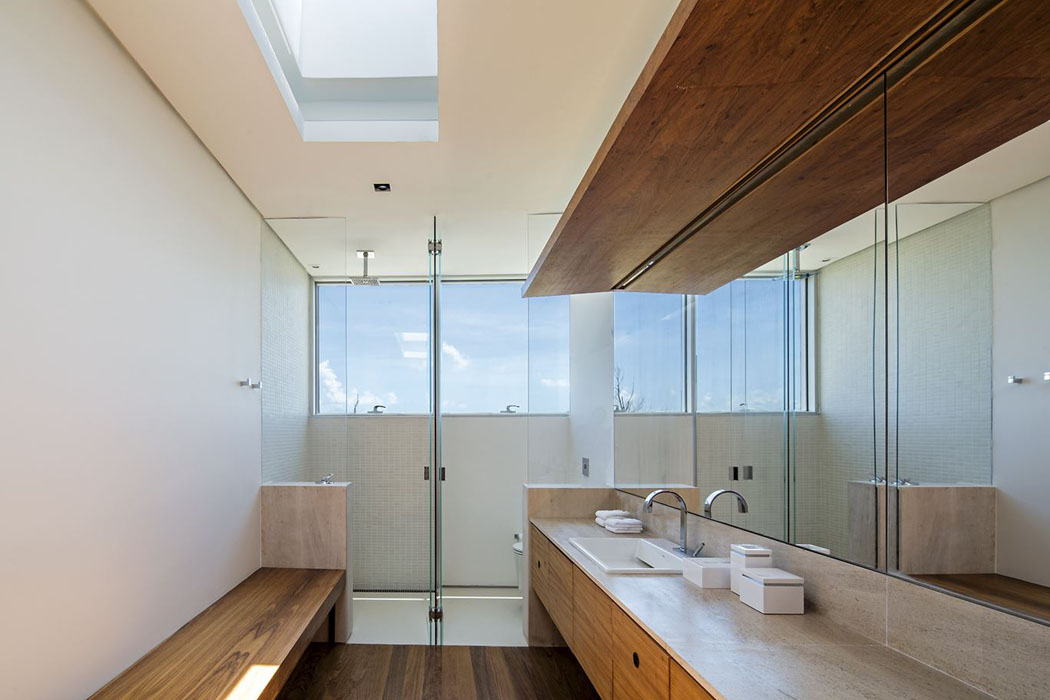 salle de bains moderne avec vue sur la plage