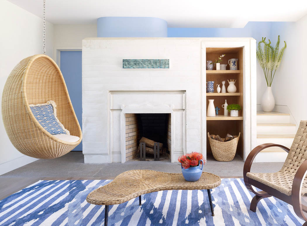 Petite cheminée et assises de design moderne pour une ambiance conviviale coin cheminée à la déco rustique