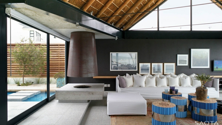 Séjour aux baies coulissantes de la maison secondaire exotique intérieur élégant et classe villa de luxe