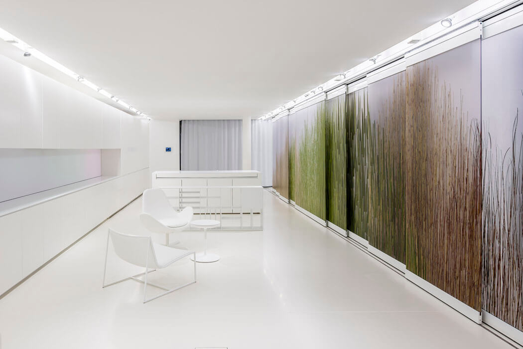 Les panneaux coulissants délimitent l’espace ou le laissent complètement ouvert intérieur appartement futuriste design luxe