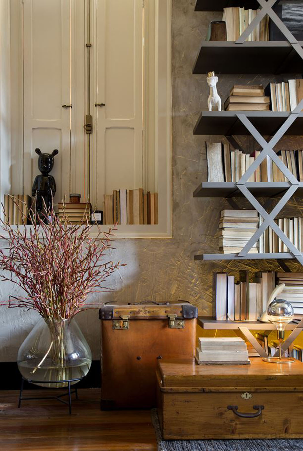 Des accessoires d’une autre époque ou d’un autre style viennent peaufiner l’intérieur éclectique de l’appartement accessoires rétro design déco appart