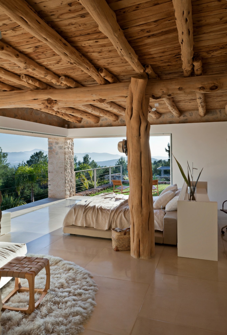 Chambre à coucher aux plafonds et poutres en bois massifs et avec vue sur les terres vue panoramique chambre rustique