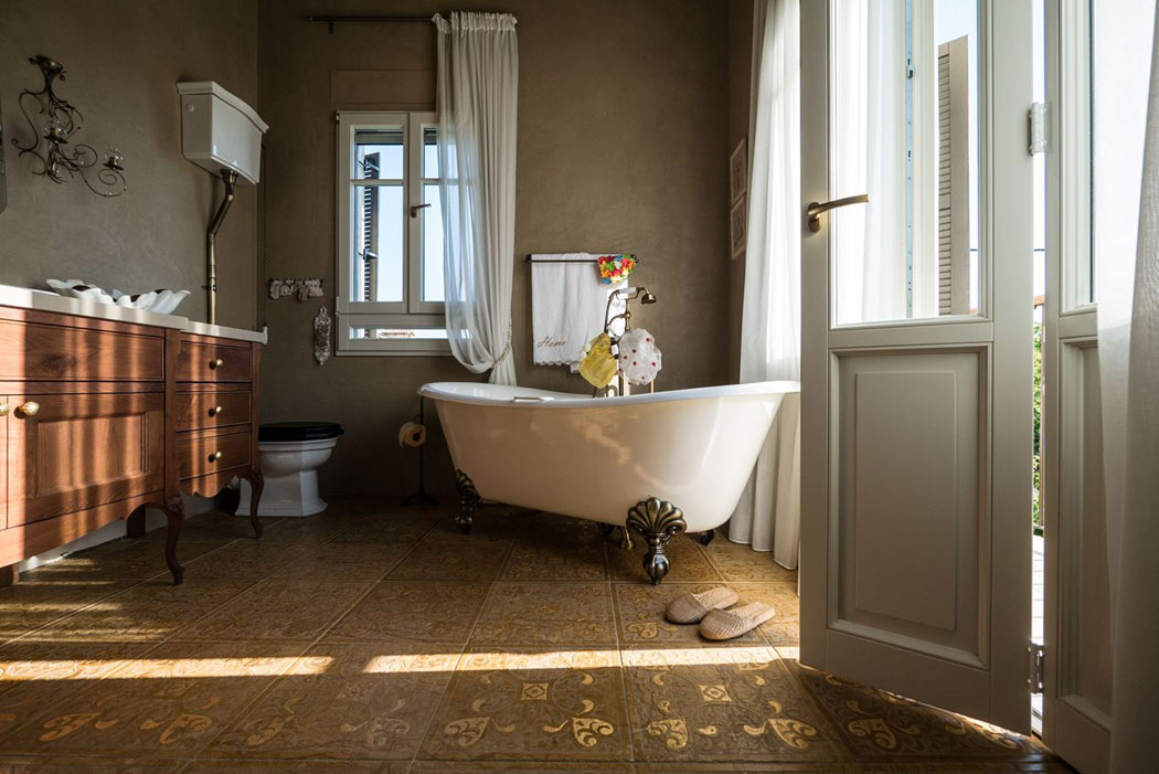 La salle de bains de la chambre principale avec un ameublement dans un style très rétro aménagement ameublement rétro salle de bain baignoire