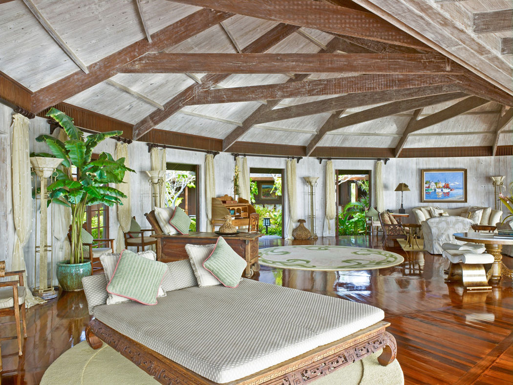 Séjour de forme ronde et originale de la villa de vacances au design bien « tropical » pièce principale villa de luxe côte