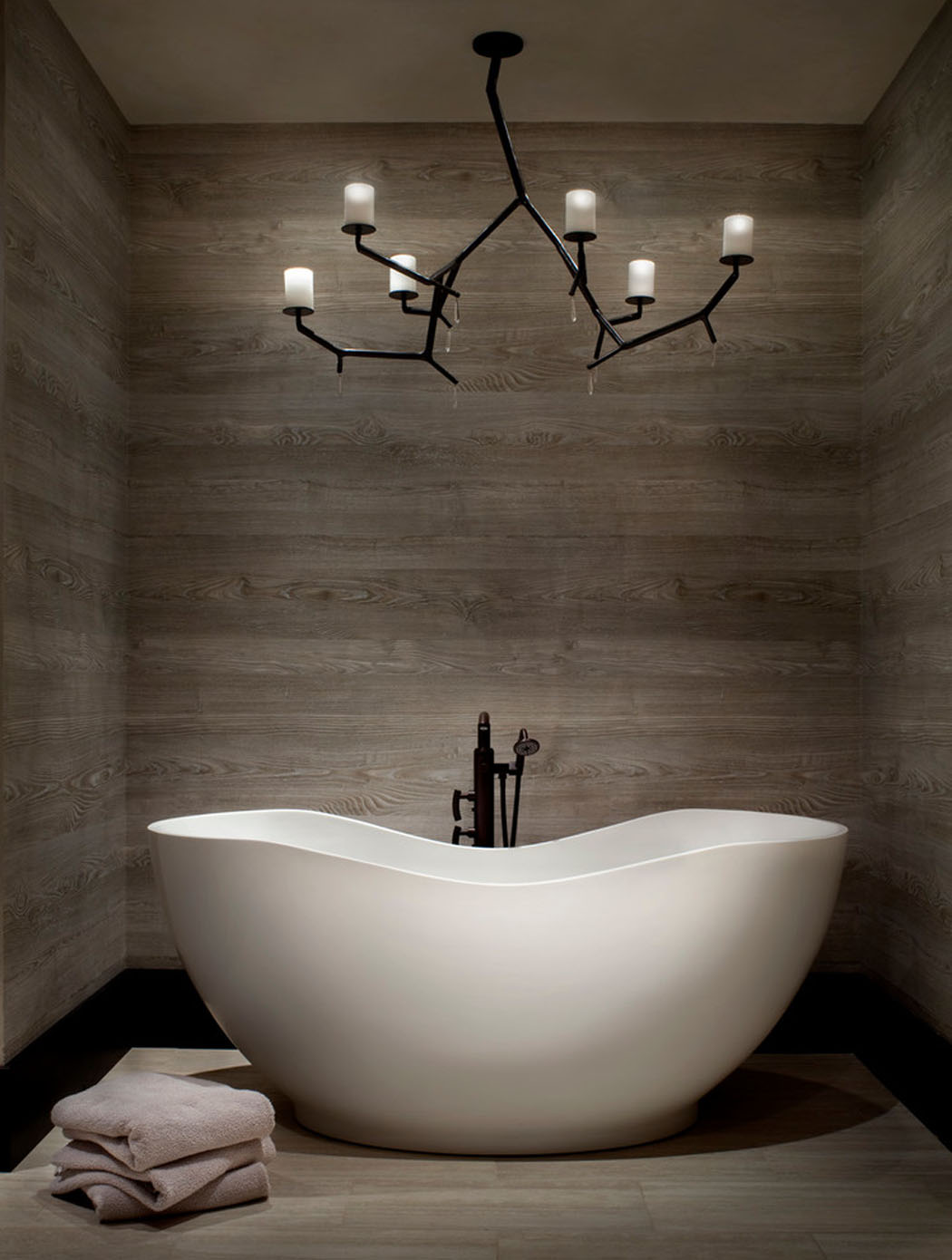 Un délicieux moment de relax dans cette magnifique baignoire de luxe salle de bain design rustique luxe