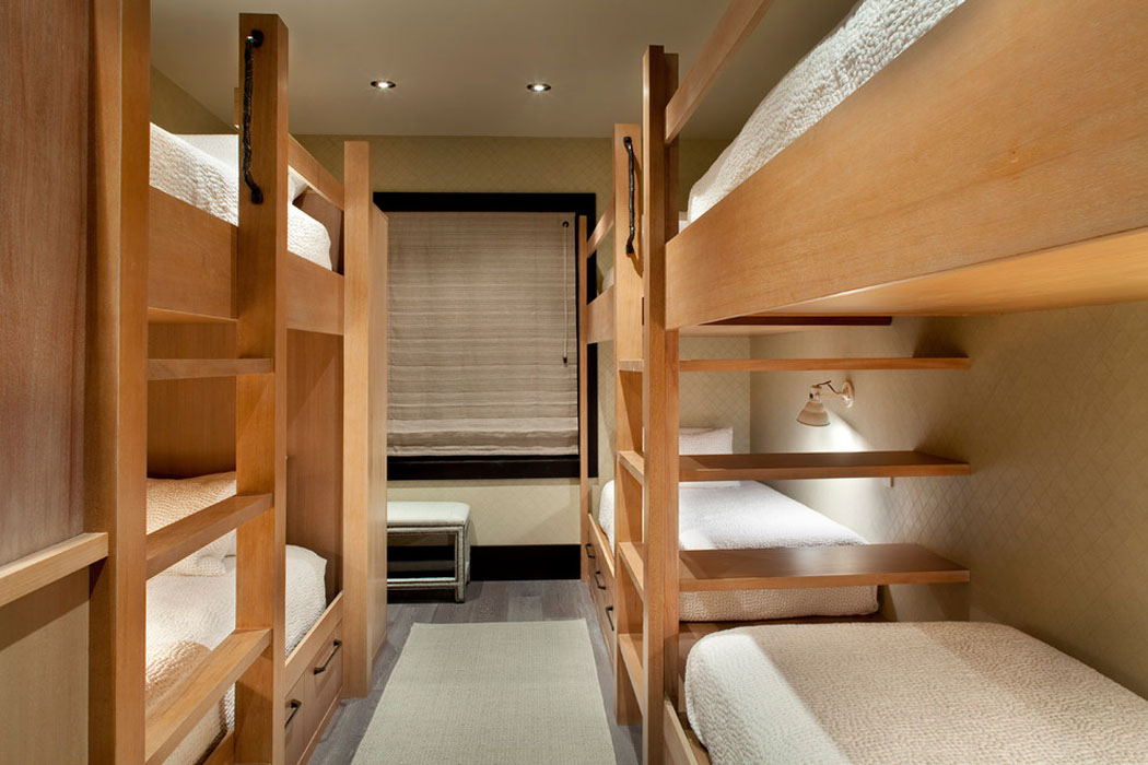 La chambre des enfants – un dortoir meublé de lits superposés lits superposés dortoir rustique chalet de vacances
