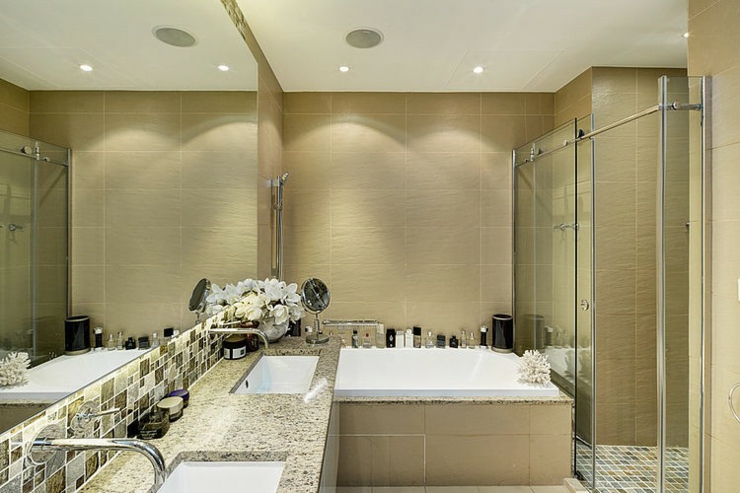 Salle de bains design dans les tons beiges salle de bains baignoire et cabine de douche