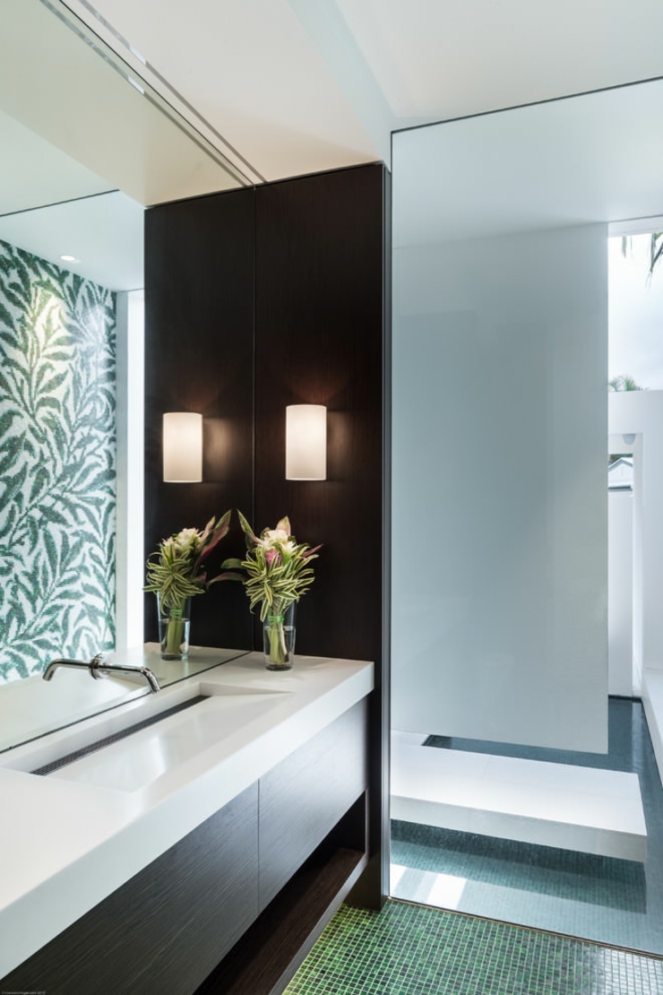 Cabine de douche dans la salle de bains pour les amis salle de bain design unique