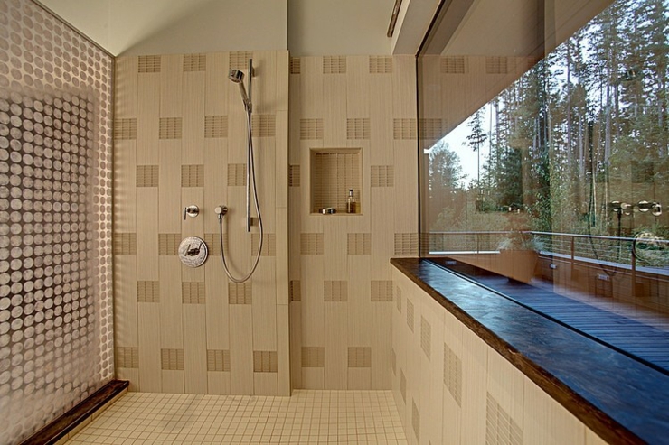 Une des salles de douche de cette belle maison donnant sur le jardin cabine de douche spacieuse vue sur jardin