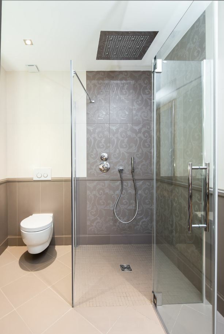 Salles de bain de cette maison rénovée avec une douche au ciel de pluie salle de douche moderne maison rénovée