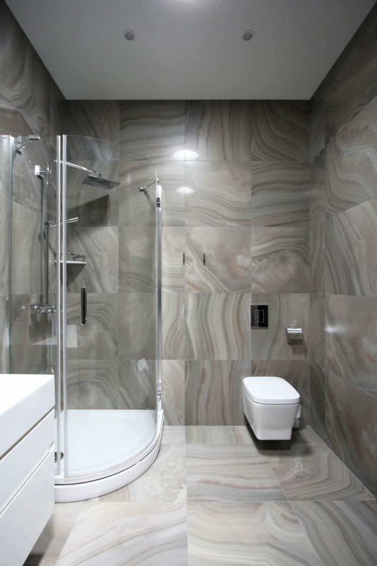 Salle d’eau en marbre et cabine de douche en parois en verre douche moderne salle de bains marbre