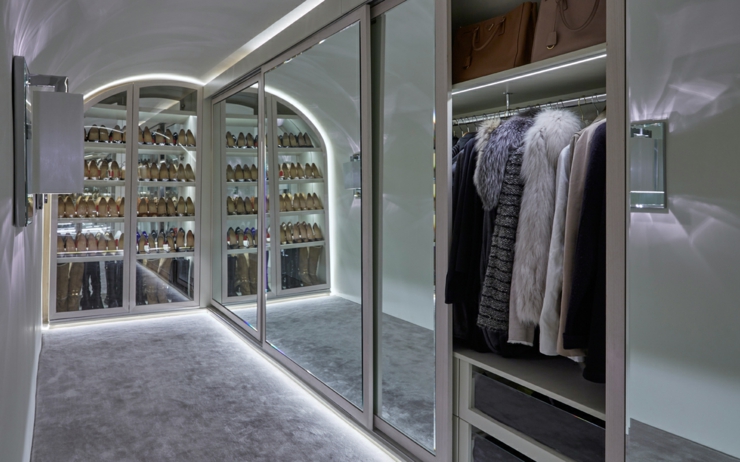 Grand dressing parfaitement bien rangé de cette belle demeure dressing de luxe maison de ville
