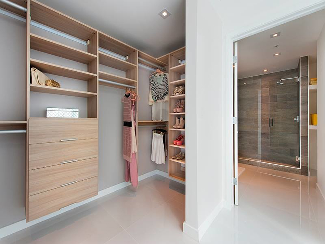 Grand dressing armoire ouvert situé à côté de la salle de bains dressing ou armoire ouvert