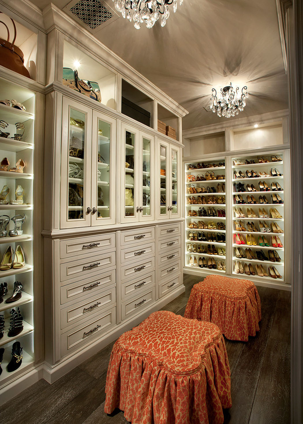 Grand dressing pour tous les accessoires et chaussures de la maitresse de cette belle maison de luxe dressing idée aménagement placards