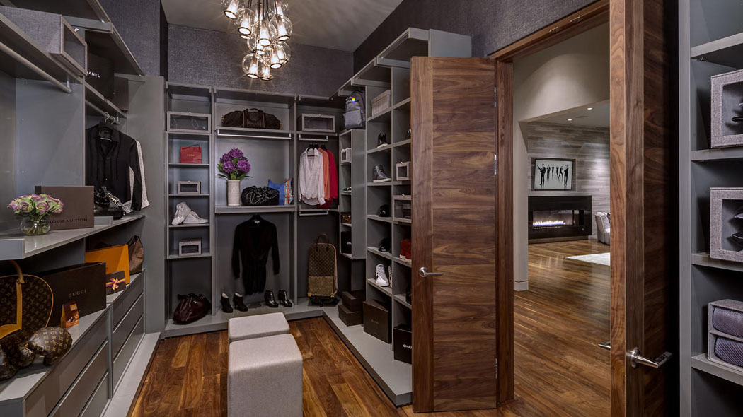 Bien plus qu’une chambre, la suite possède son propre salon, sa salle de bains et son dressing grand dressing de luxe maison moderne luxe