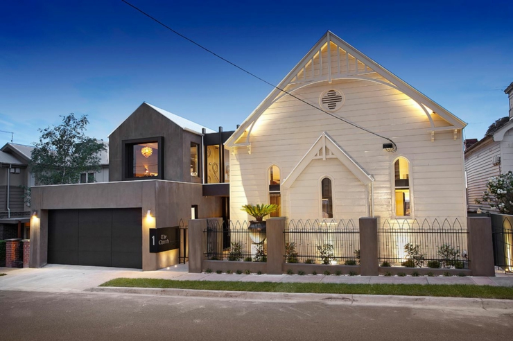 Cette maison originale avec sa façade d’église vue depuis la rue église transformée en maison familiale