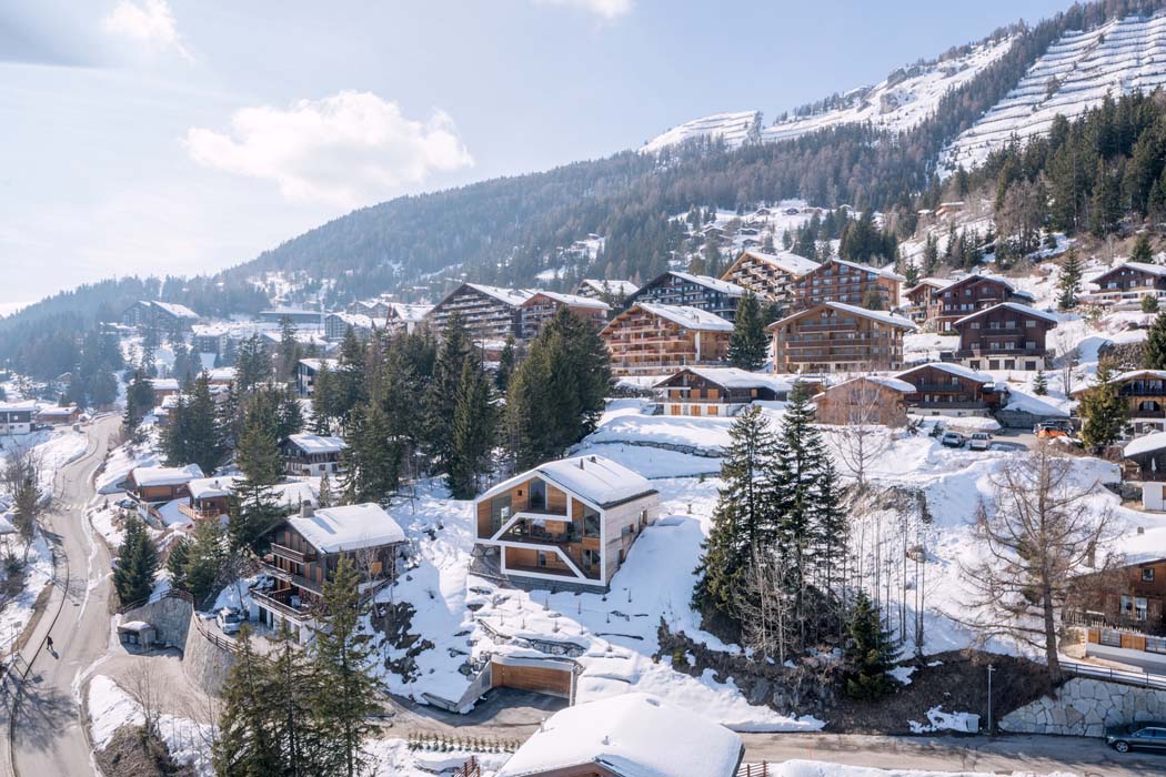 L’emplacement géographique de ce chalet de montagne si distinguant par son aspect atypique et contemporain architecture moderne et créative chalet de ski