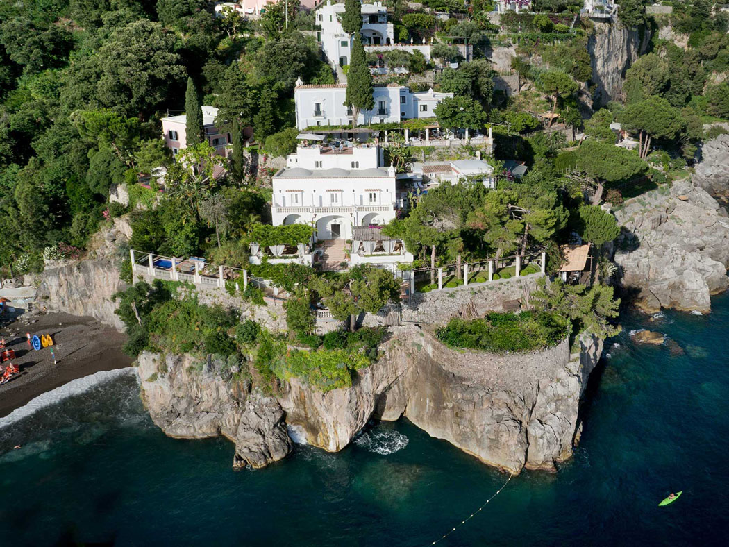 Location de vacances d’exception, la villa Treville vue depuis l’air belle villa de vacances luxe sur la côte