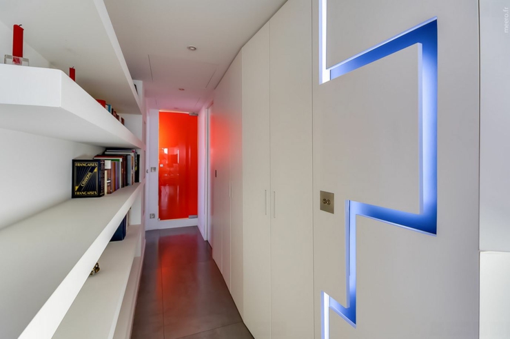 L’entrée de cet appartement de luxe situé à Paris entrée appartement parisien luxe