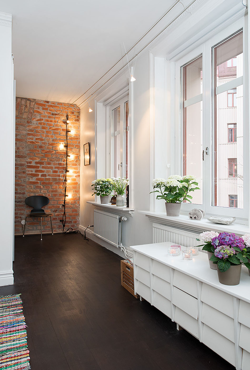 mobilier simple intérieur appartement citadin moderne