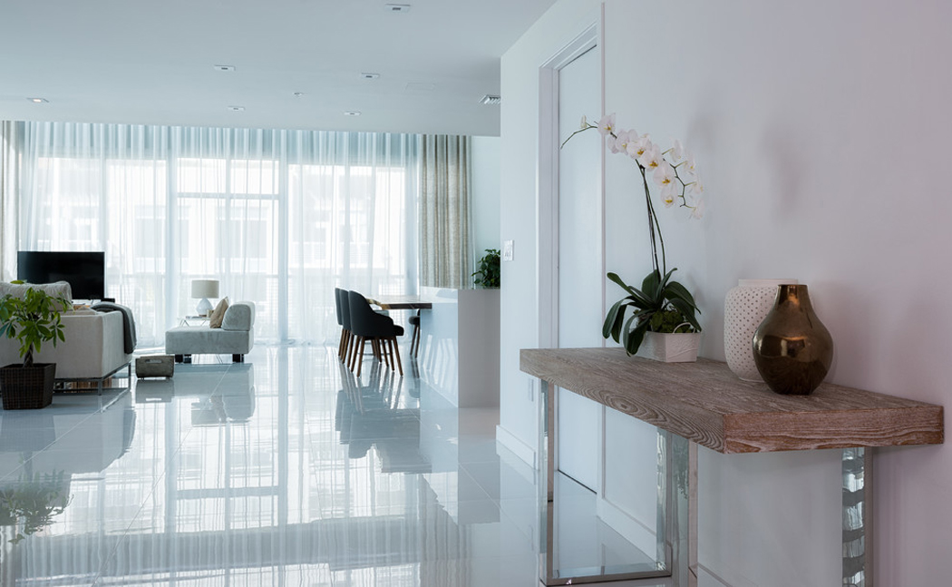 L’entrée meublée avec beaucoup de goût de cet appartement en duplex intérieur d'appartement en duplex luxe