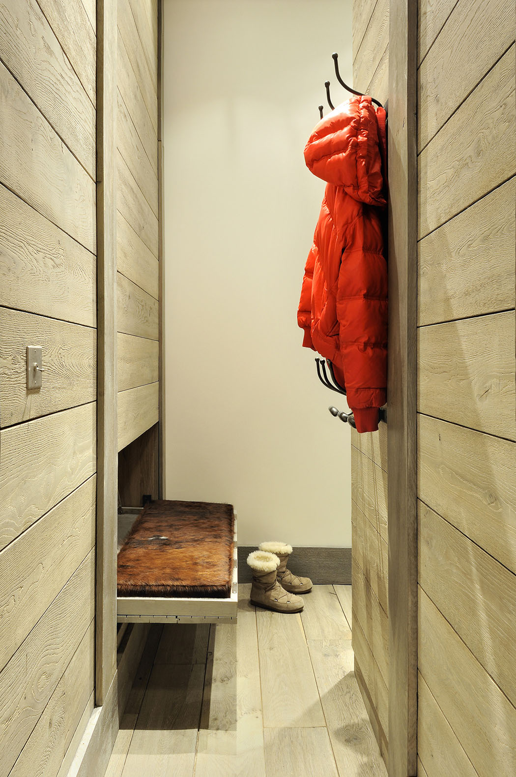 Banquette dépliable bien pratique pour chausser ou enlever les bottes et les skis entrée aménagement fonctionnelle idée
