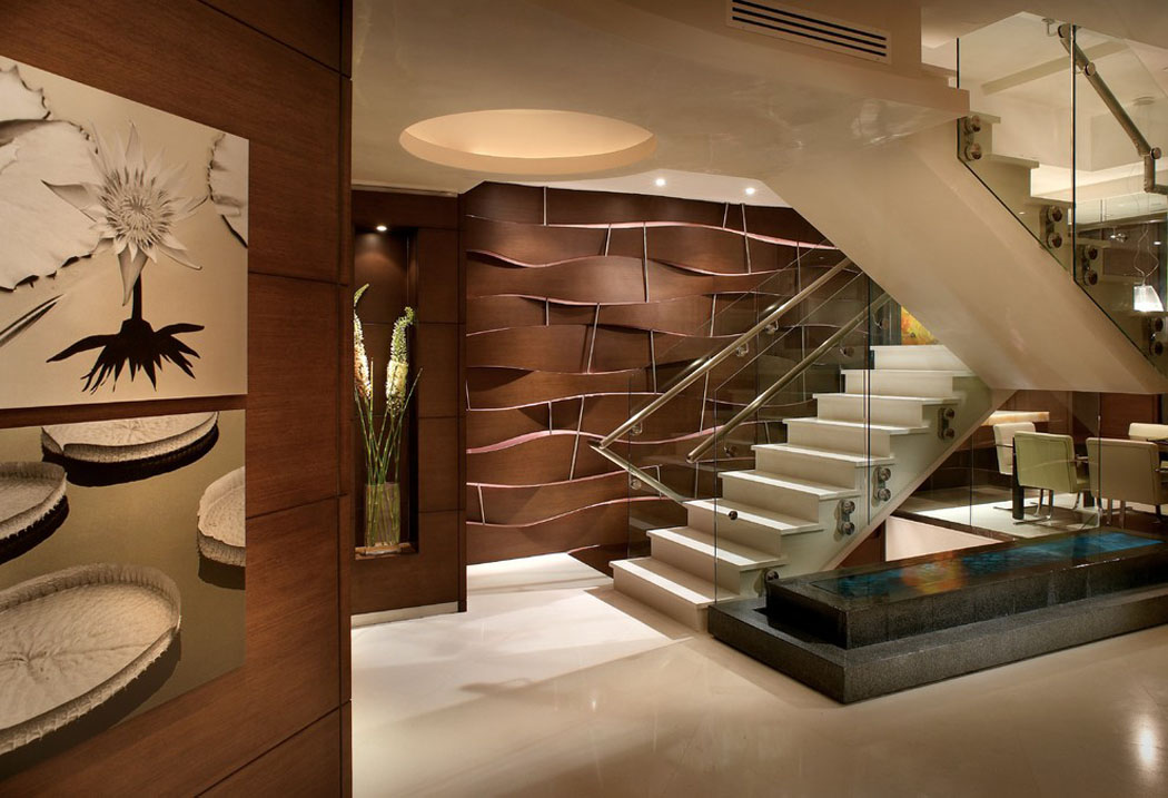 Dès l’entrée dans le duplex on voit un escalier au design distingué qui mène à l’étage escalier intérieur design luxe