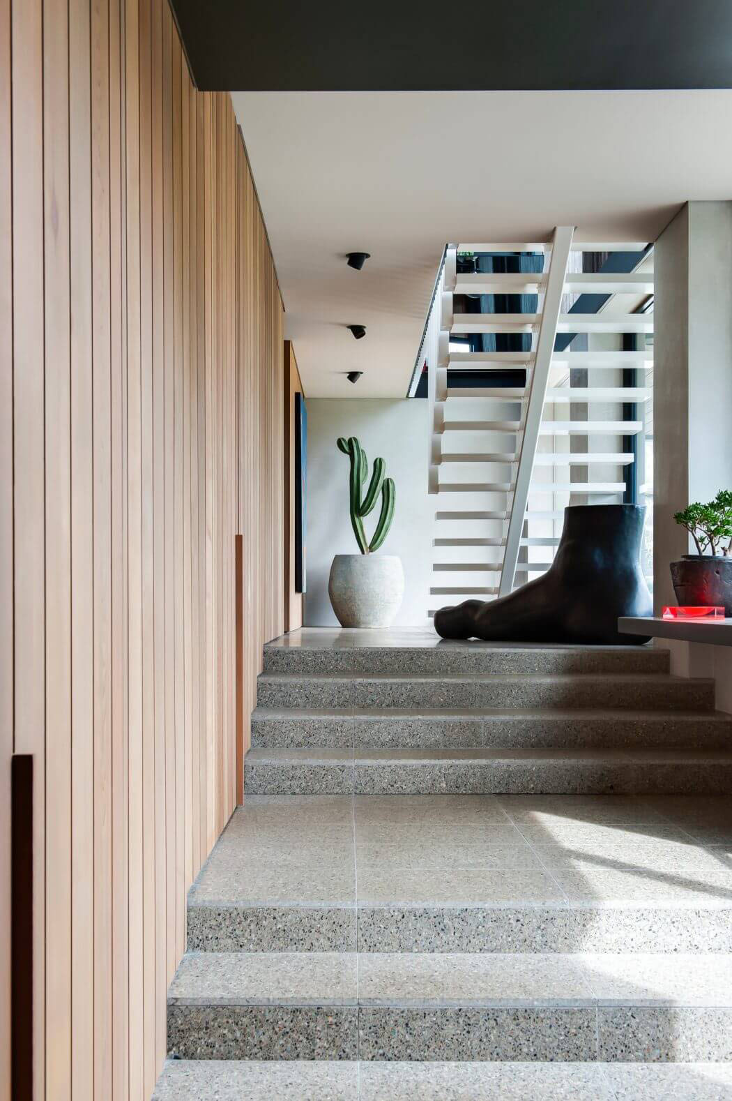 Dès l’entrée la disposition intérieure originale et la décoration design créative des lieux se remarquent intérieur artistique original moderne maison citadine