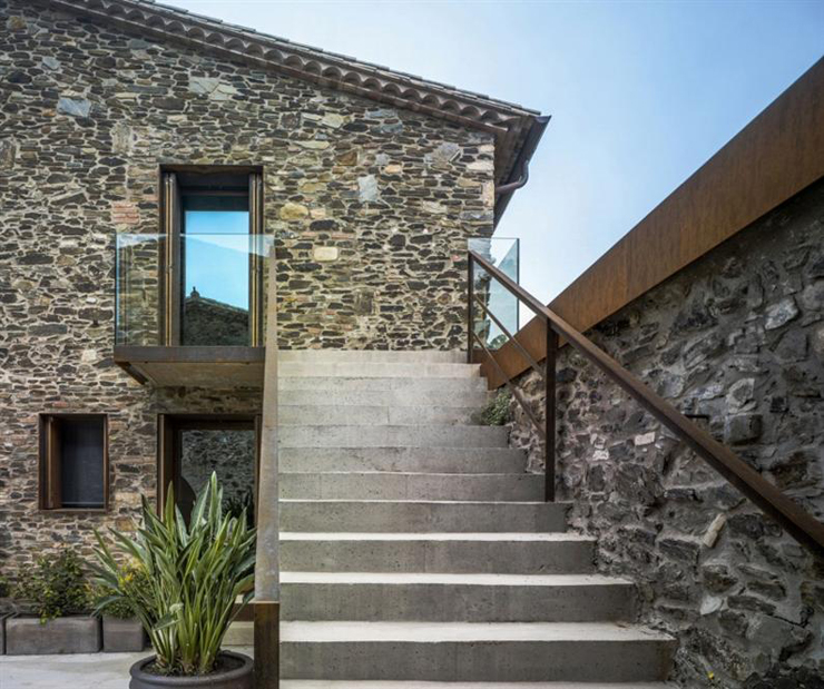 L’esprit rustique d’antan en partie conservé et combiné aux éléments nouveaux Accès de la terrasse en hauteur
